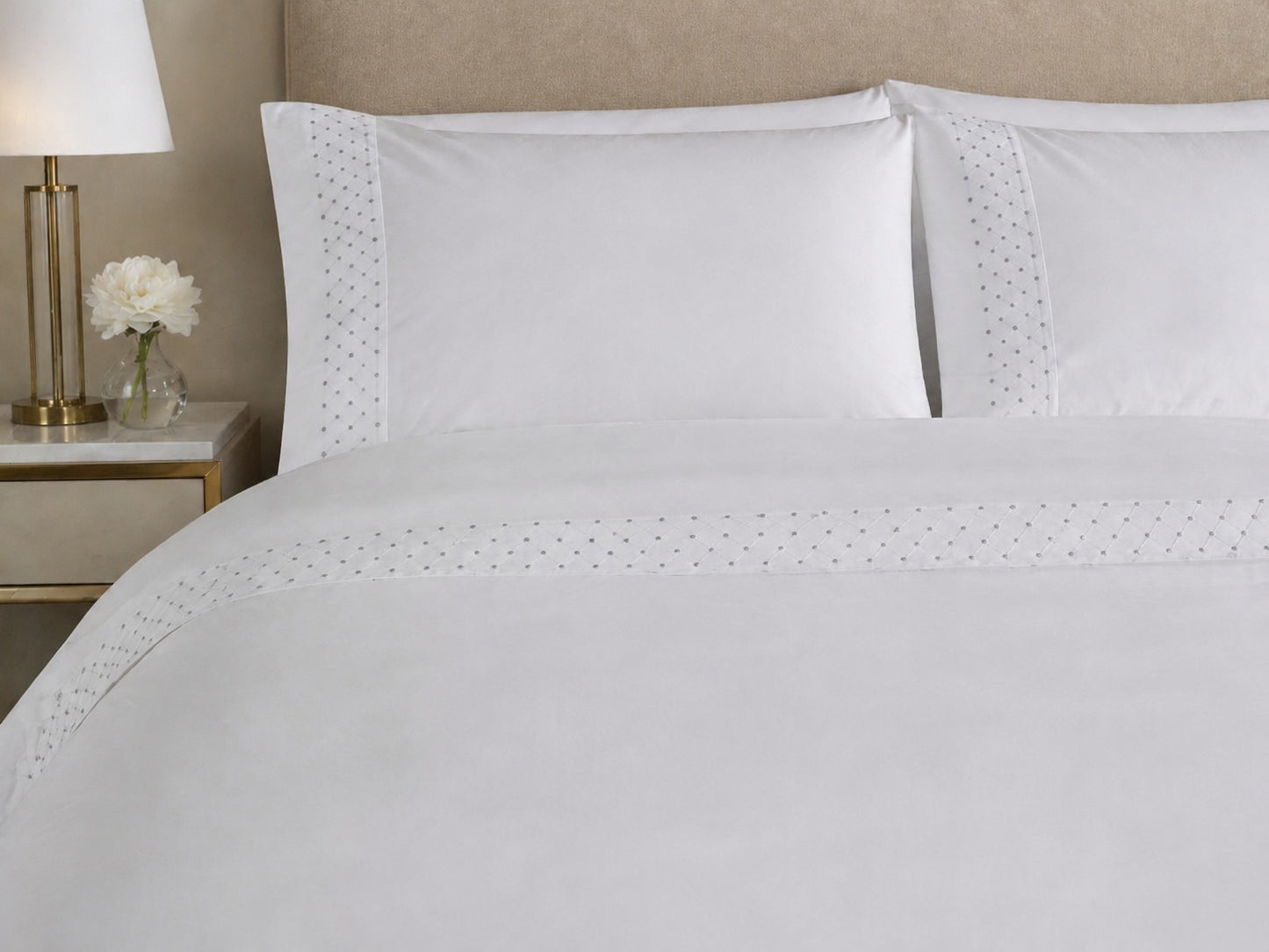 Hotel  collection full bed ser with elegant polka dot datailing